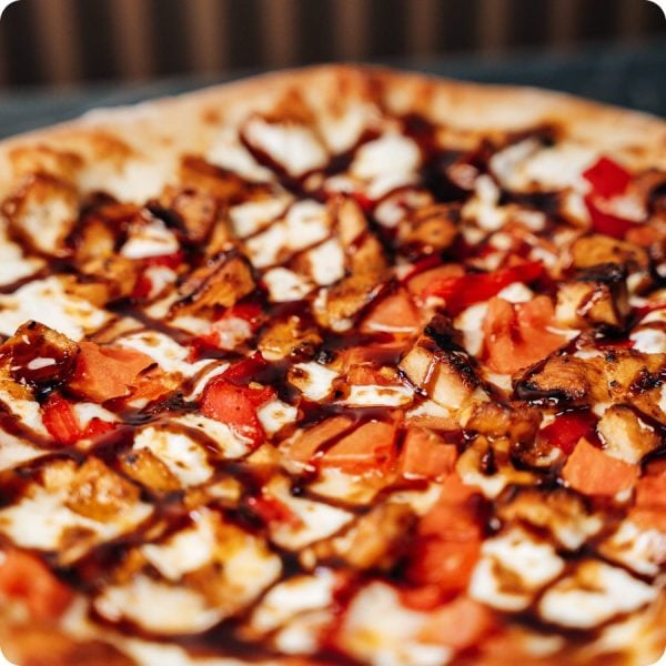 grilled-chicken-tomato-mozzarella-pizza